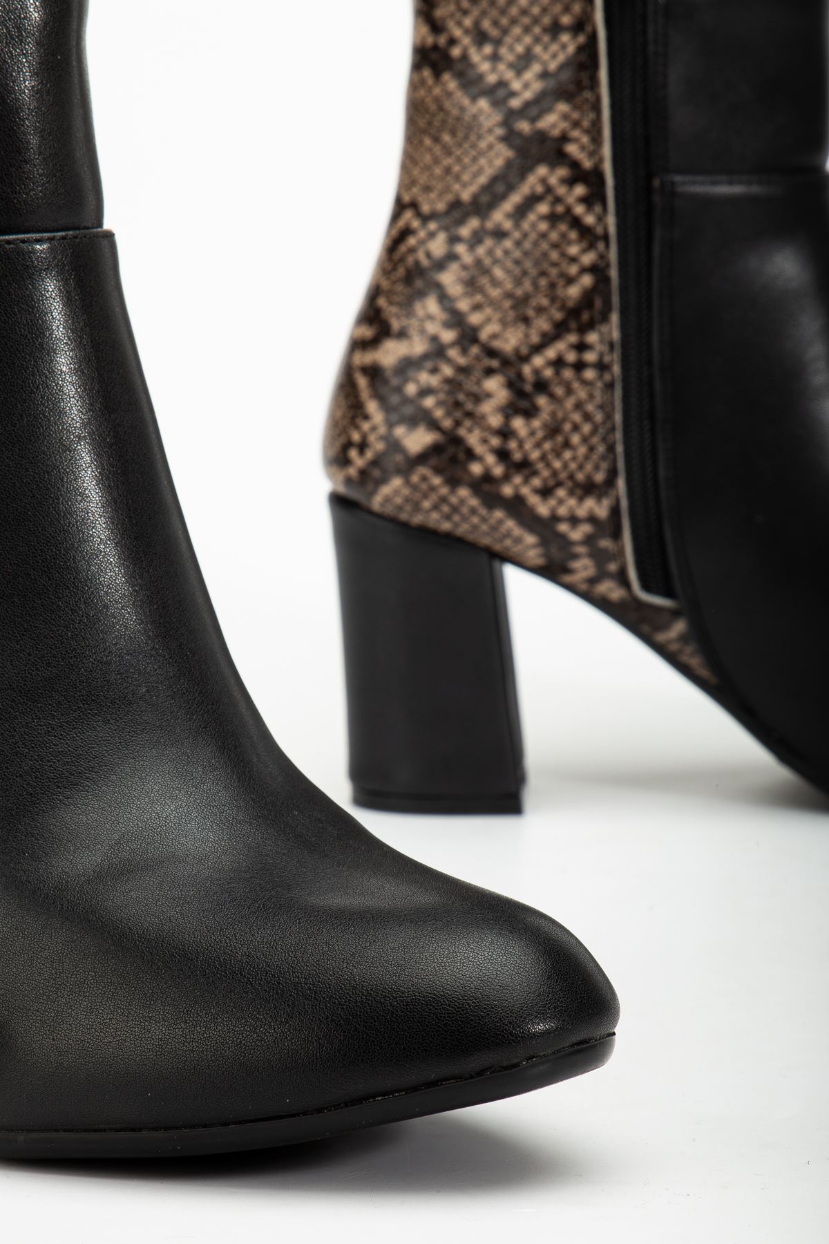 292 Siyah Yılan Desen Detaylı Fermuarlı  Yüksek Topuklu Günlük Kadın Bot