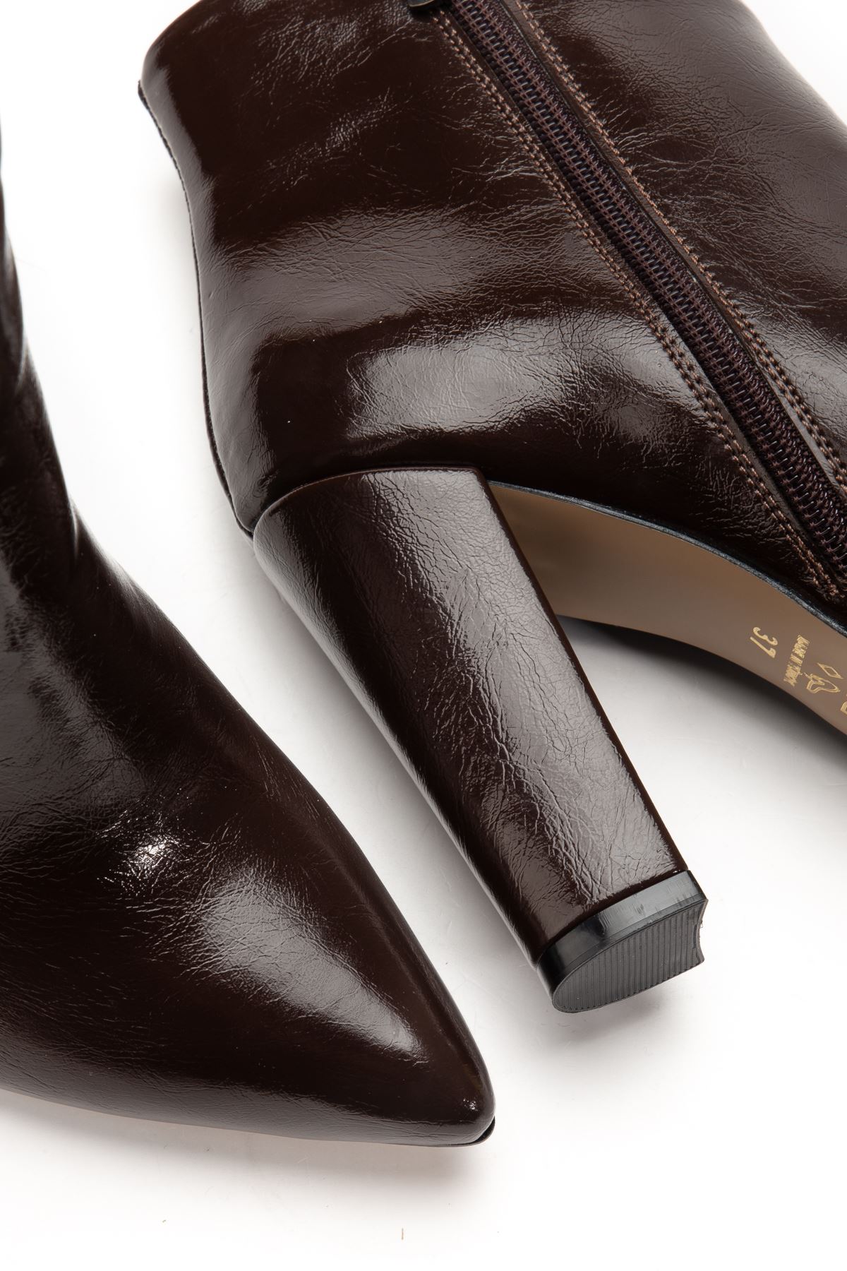 VRT-4801  Kahve Kırışık Rugan Yüksek Kalın Topuklu Fermuarlı Kadın Bot  