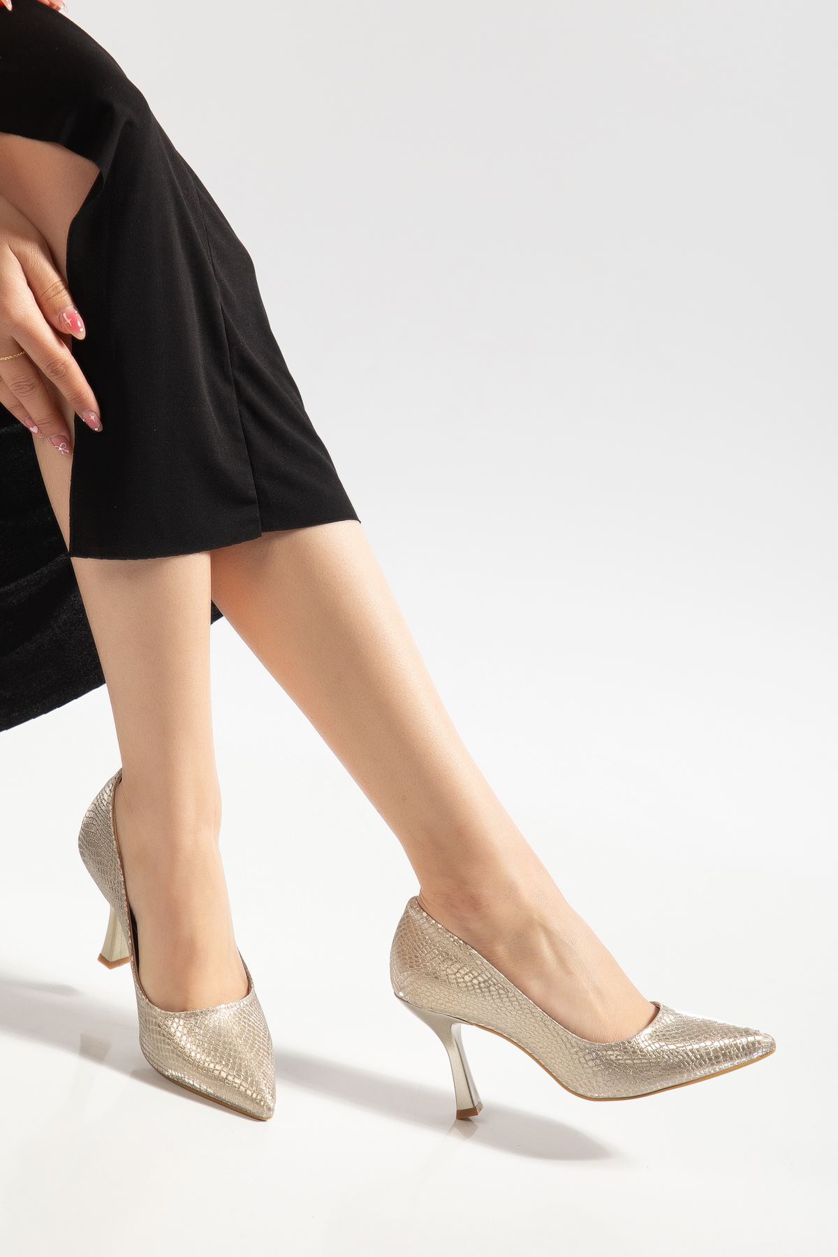 K-114 Gold Pul Desenli Sivri Burunlu  Topuklu Kadın Ayakkabı 