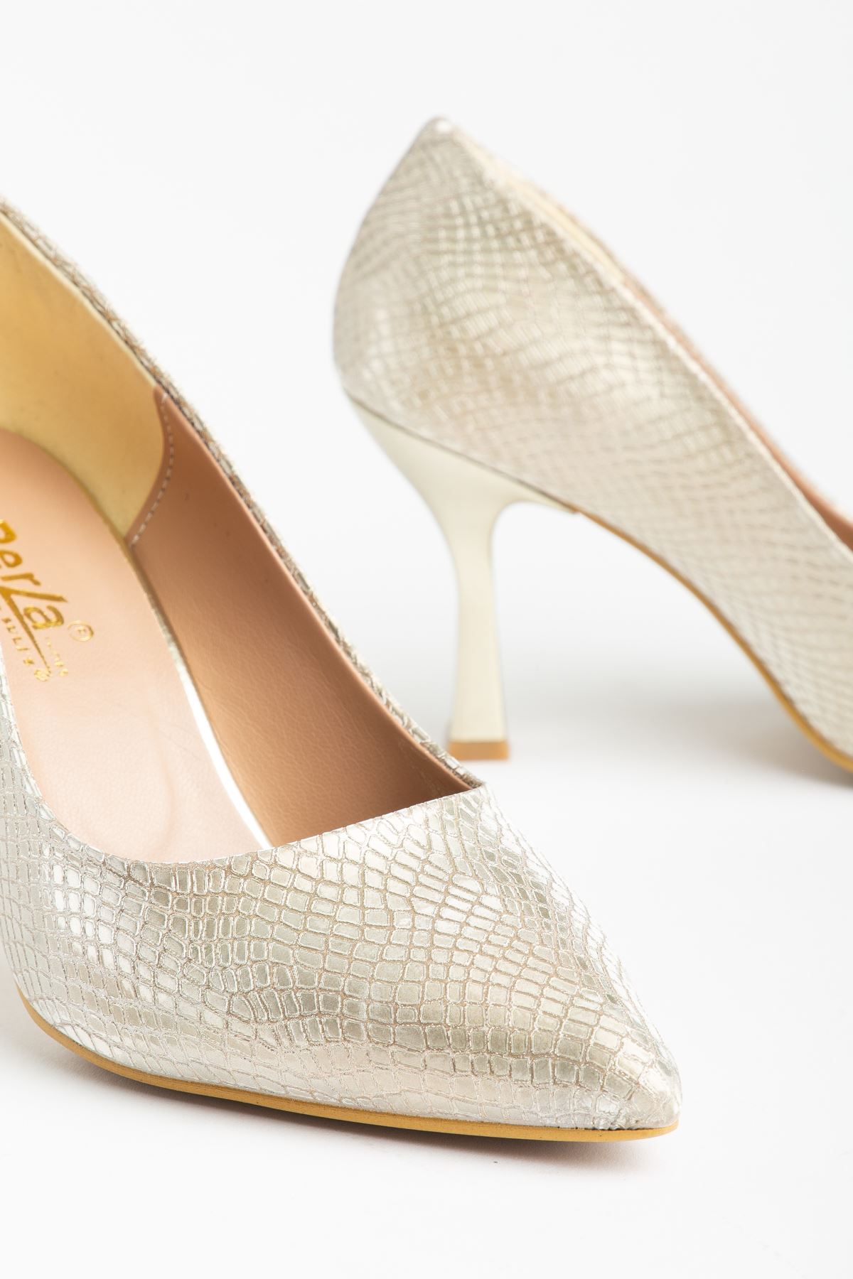 K-114 Gold Pul Desenli Sivri Burunlu  Topuklu Kadın Ayakkabı 