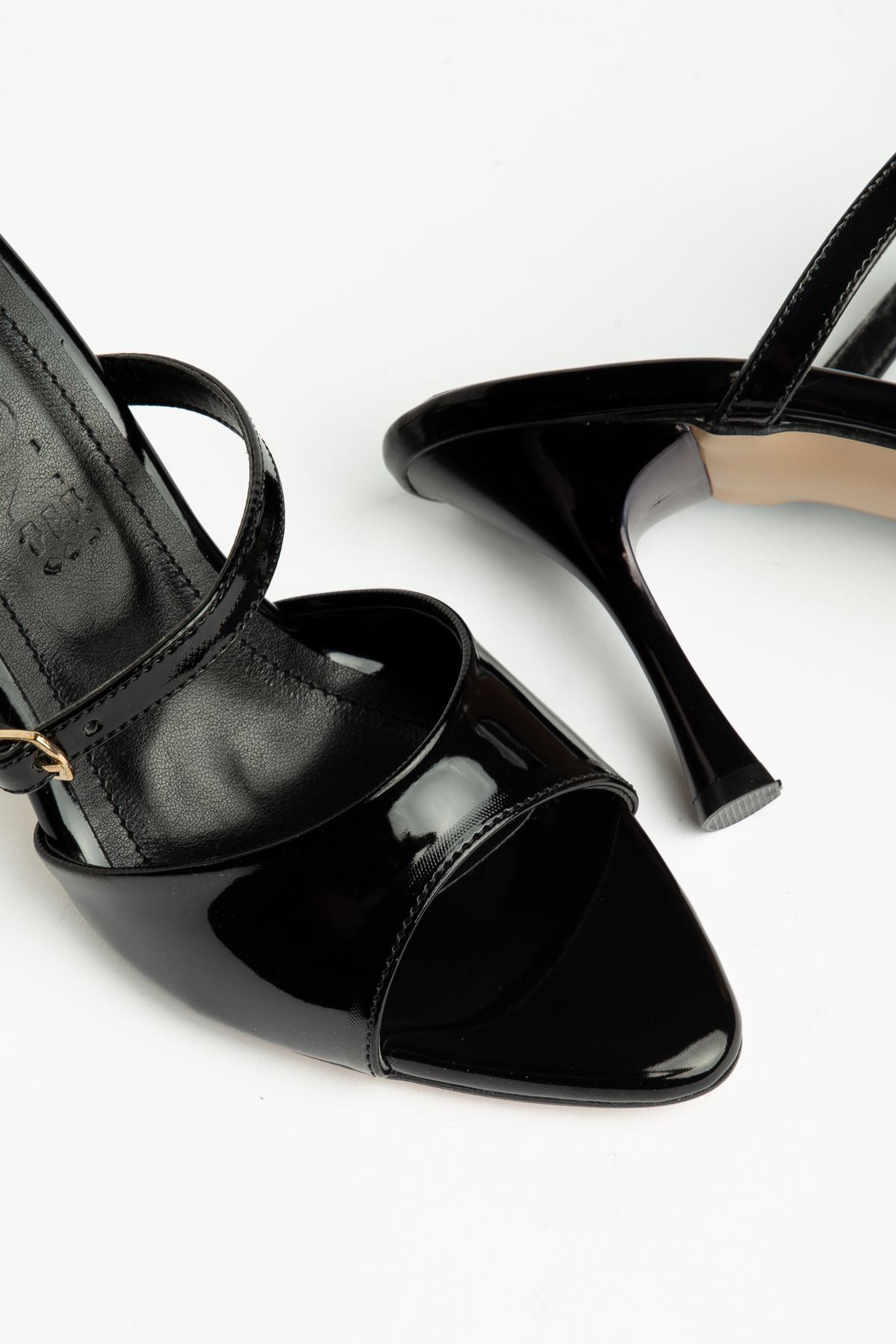 G-357 Siyah Rugan Tokalı Yuvarlak 10,5 Cm Topuklu Kadın Sandalet