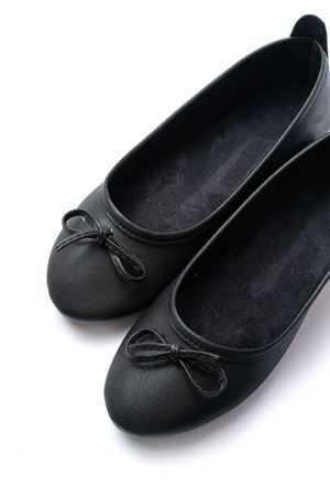 6101 Siyah Günlük  Fiyonklu Kadın Babet 