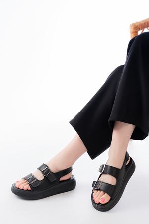 24413-572 Siyah Günlük Dolgu Topuk Toka Aksesuarlı Kadın Sandalet 