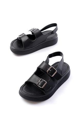 24413-572 Siyah Günlük Dolgu Topuk Toka Aksesuarlı Kadın Sandalet 