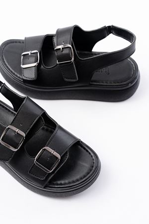 24413-572 Siyah Günlük Dolgu Topuk Toka Aksesuarlı Kadın Sandalet 