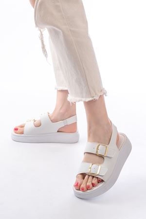 24413-572 Beyaz Günlük Dolgu Topuk Toka Aksesuarlı Kadın Sandalet 