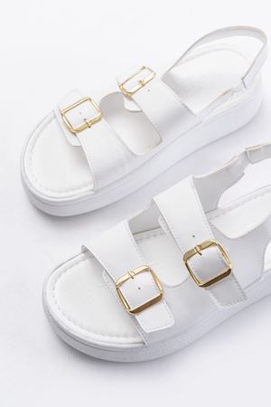 24413-572 Beyaz Günlük Dolgu Topuk Toka Aksesuarlı Kadın Sandalet 