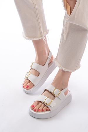24413-572 Beyaz Günlük Dolgu Topuk Toka Aksesuarlı Kadın Sandalet 