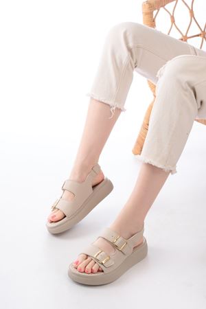 24413-572 Bej Günlük Dolgu Topuk Toka Aksesuarlı Kadın Sandalet 