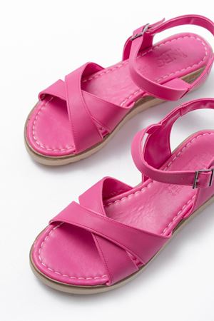 692-564 Fuşya Ortopedik Taban Çapraz Tokalı Kadın Sandalet  