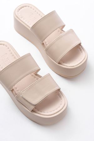 861-1034 Bej  Çıtçıtlı Dolgu Topuk Kadın Terlik 