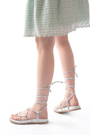 1001-1001 Beyaz Gümüş  Bilekten Bağcıklı Kadın Sandalet 