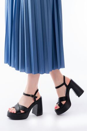 P-105 Siyah Çapraz Kalın Topuklu Kadın Sandalet 