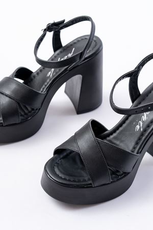 P-105 Siyah Çapraz Kalın Topuklu Kadın Sandalet 