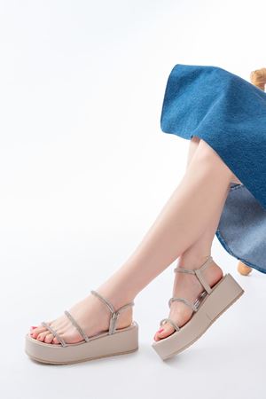 861-1008 Bej Gümüş Taşlı Dolgu Topuklu Kadın Sandalet 