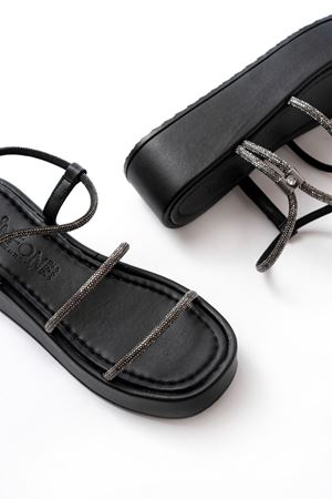 861-1008 Siyah Platin Taşlı Dolgu Topuklu Kadın Sandalet 