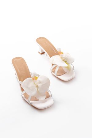S-622 Beyaz Orkide Detaylı İnce Topuklu Kadın Terlik  