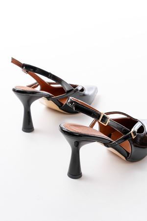 4962 Siyah Rugan Sivri Burun Tokalı Yuvarlak Topuk Kadın Sandalet 