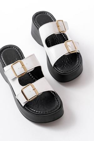 24414-574 Beyaz Rugan Günlük Tokalı Dolgu Topuk Kadın Terlik 