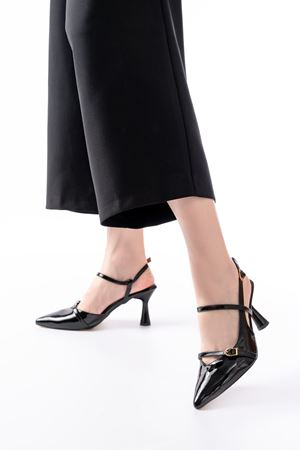 K-6722 Siyah Rugan Toka Detaylı Sivri Burun Kadın Ayakkabı  