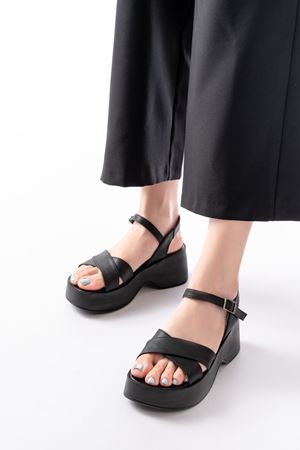 24414-1005 Siyah Günlük Çapraz Dolgu Topuk Kadın Sandalet 