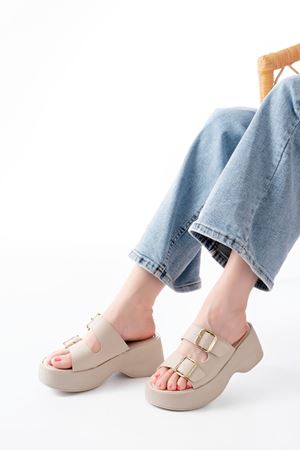 24414-574 Bej Günlük Tokalı Dolgu Topuk Kadın Terlik 