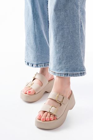 24414-574 Bej Günlük Tokalı Dolgu Topuk Kadın Terlik 