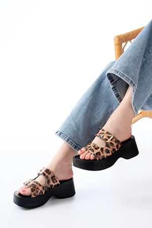 24414-574 Leopar Rugan Günlük Tokalı Dolgu Topuk Kadın Terlik  