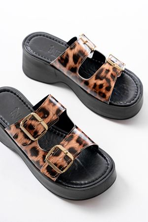24414-574 Leopar Rugan Günlük Tokalı Dolgu Topuk Kadın Terlik  