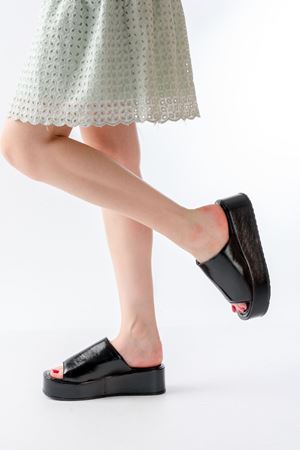 861-1011 Siyah Cam Kırığı Geniş Bantlı Dolgu Kadın Terlik 