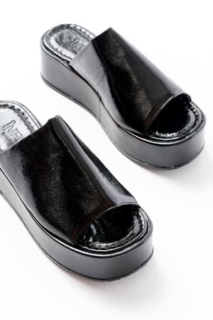 861-1011 Siyah Cam Kırığı Geniş Bantlı Dolgu Kadın Terlik 