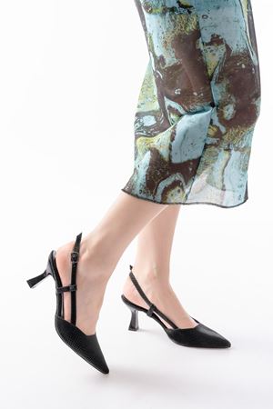 725 Siyah Pul Desenli Sivri Burunlu  Topuklu Kadın Ayakkabı 